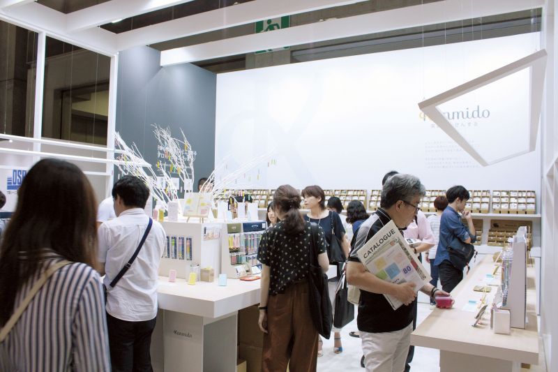 Chắc chắn bạn sẽ không thể rời mắt khỏi vô số những gian hàng bắt mắt như thế này